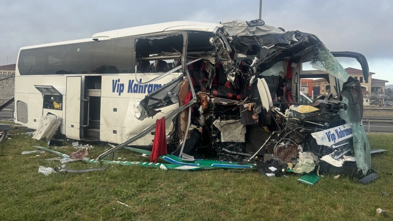 Son dakika | Yolcu otobüsünde feci kaza! 5'i ağır 15 yaralı