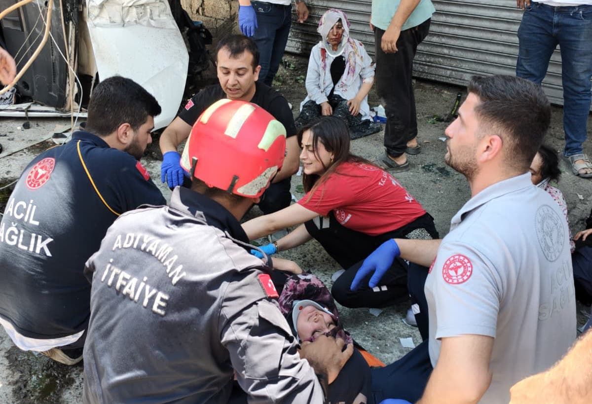 Hafif ticari araç, elektrik direğine çarptı: 9 yaralı
