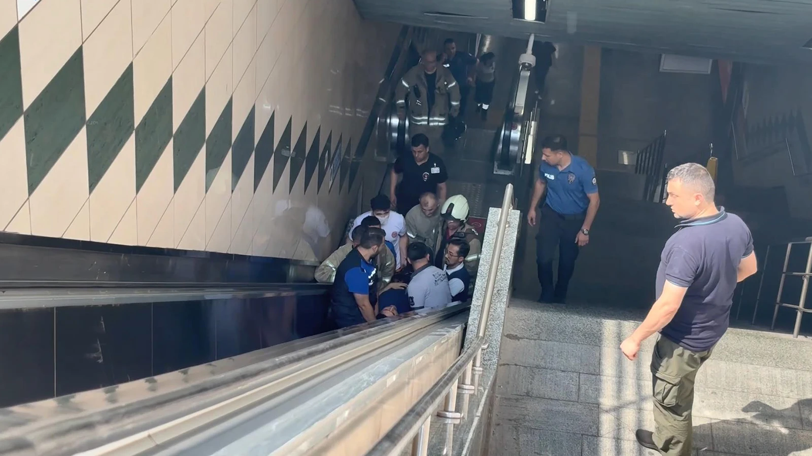 Şişli’de görme engelli kişi metro raylarına düştü