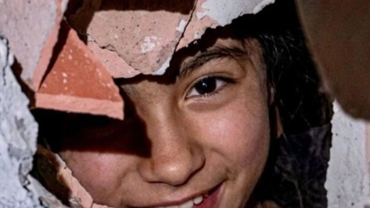 Enkaz altında 32 saat: Peynir ve ketçapla hayata tutundu