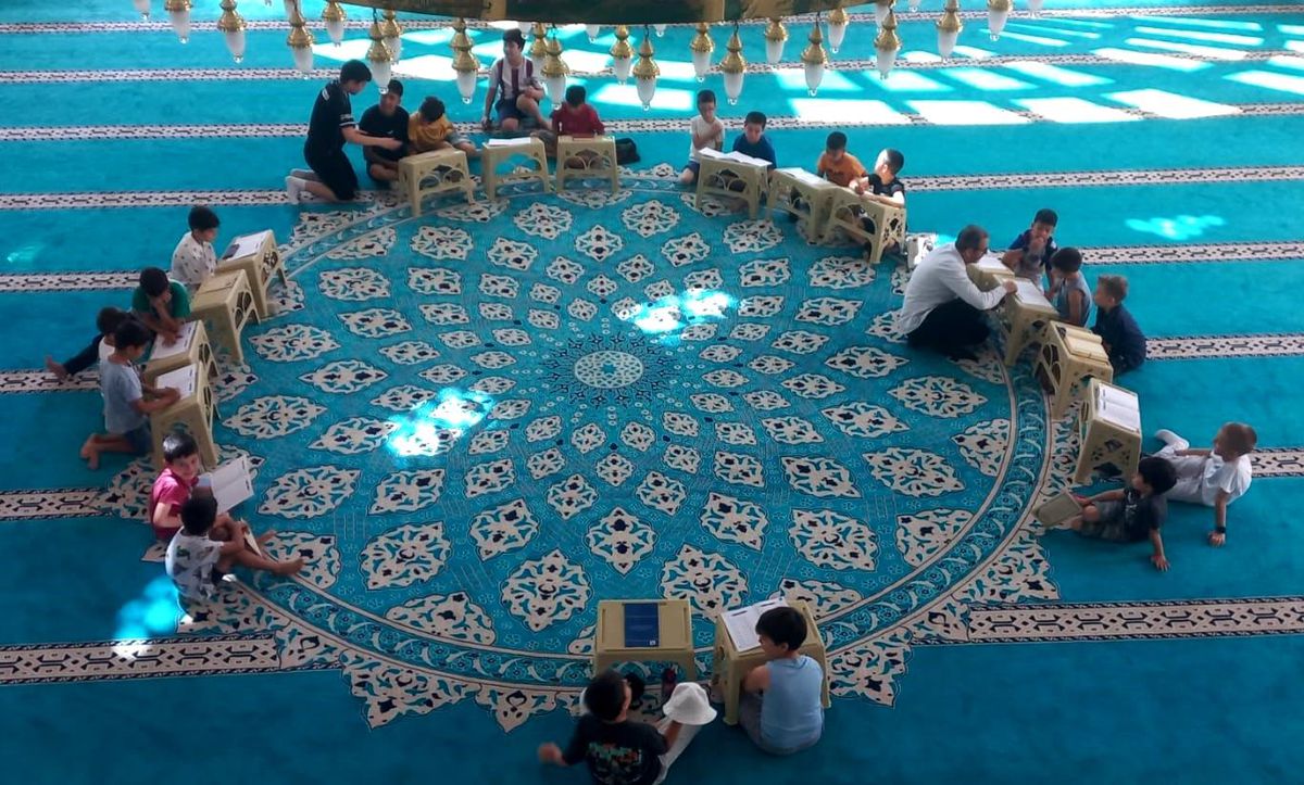 Selendi'de camiler çocuk sesiyle yankılanıyor