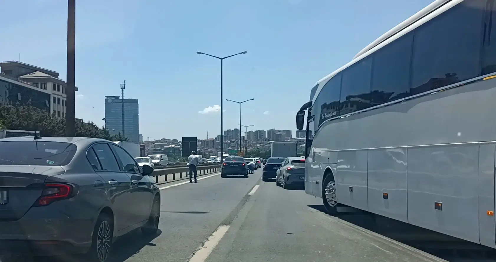 Bağcılar TEM'de paralar bir anda havada uçuştu! Yolda herkes para topladı