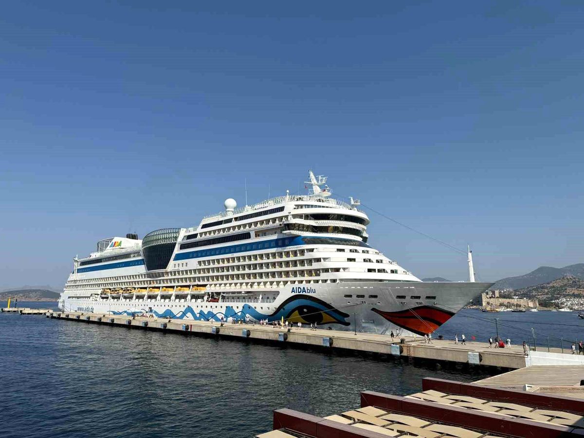 Alman turistleri taşıyan dev kruvaziyer Bodrum'a demirledi