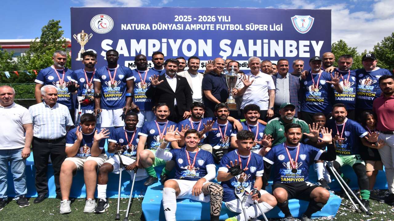 Şahinbey Ampute Futbol Takımı şampiyonluk kupasını kaldırdı