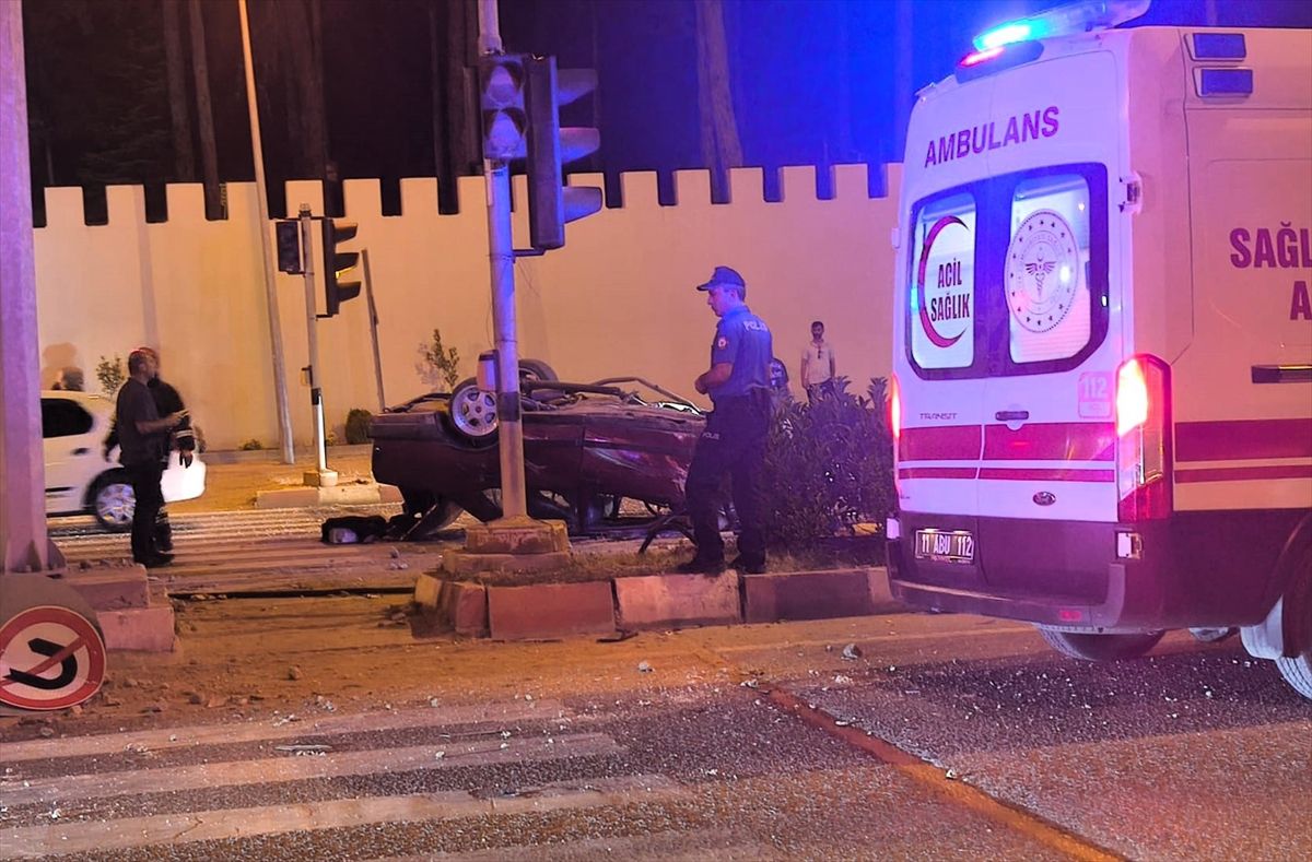 Bilecik'te otomobilin devrildiği kazada 2 kişi yaralandı