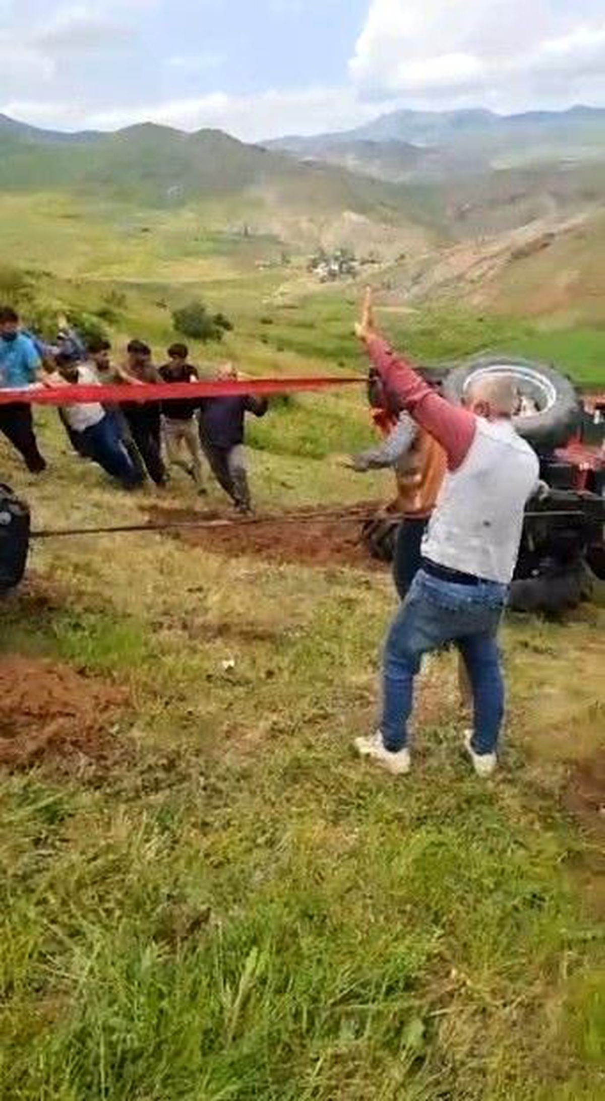 Sarıkamış'ta devrilen traktör için köylüler seferber oldu