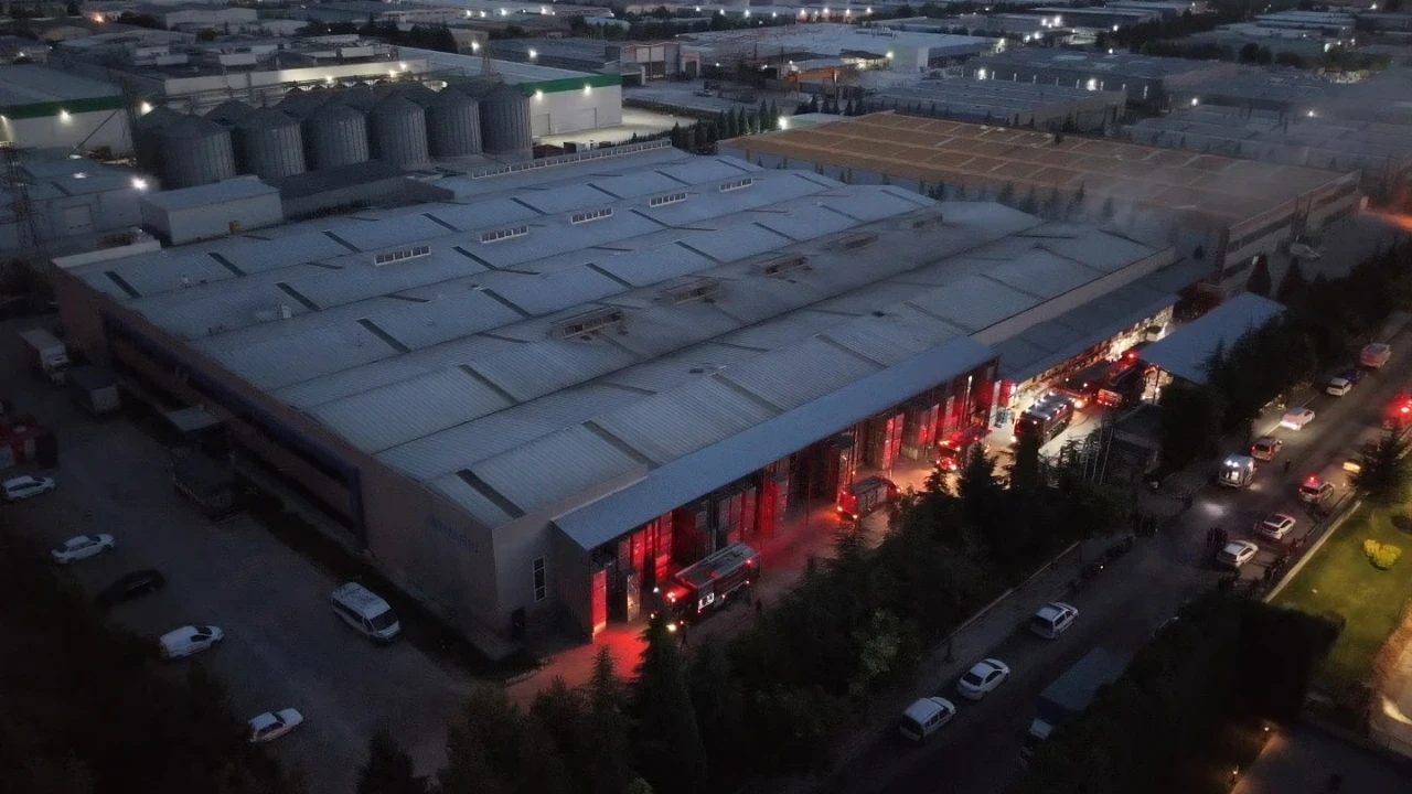 Plastik fabrikasından alevler yükseldi