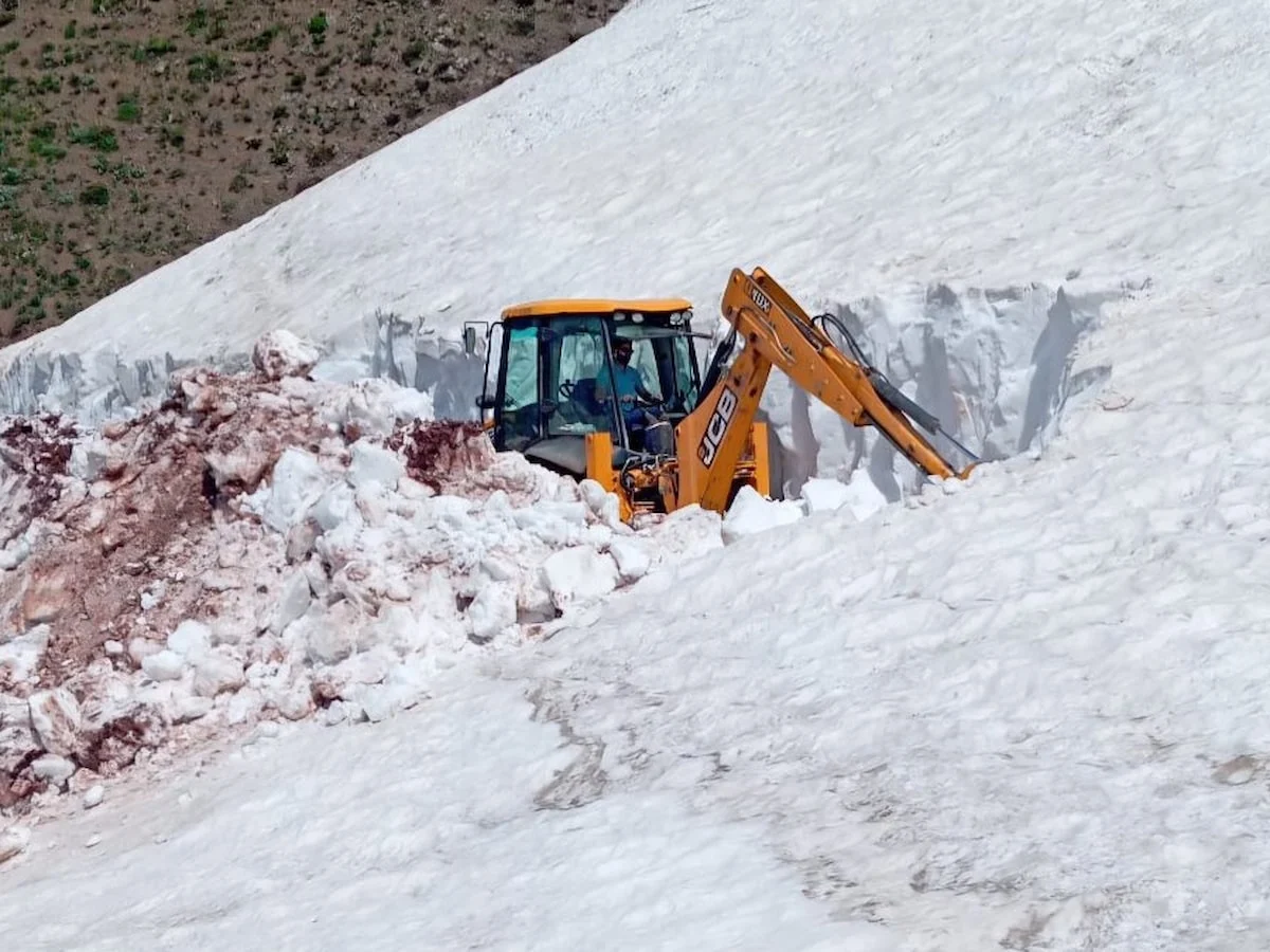 Tunceli’de haziran ortasında karla mücadele