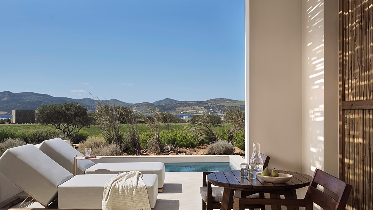 Her odasında havuz ve jakuzi olan butik otel Paros’ta açıldı