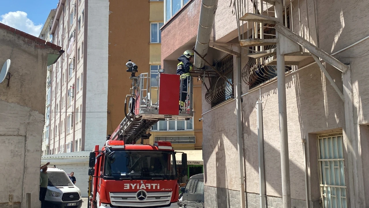 Fırın bacasından çıkan yangın mahalleyi paniğe sürükledi