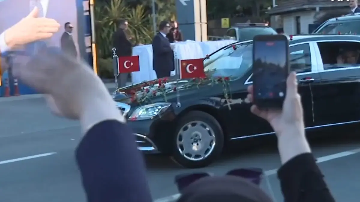Cumhurbaşkanı Erdoğan'a sevgi seli! Sakarya'da karanfillerle karşılandı