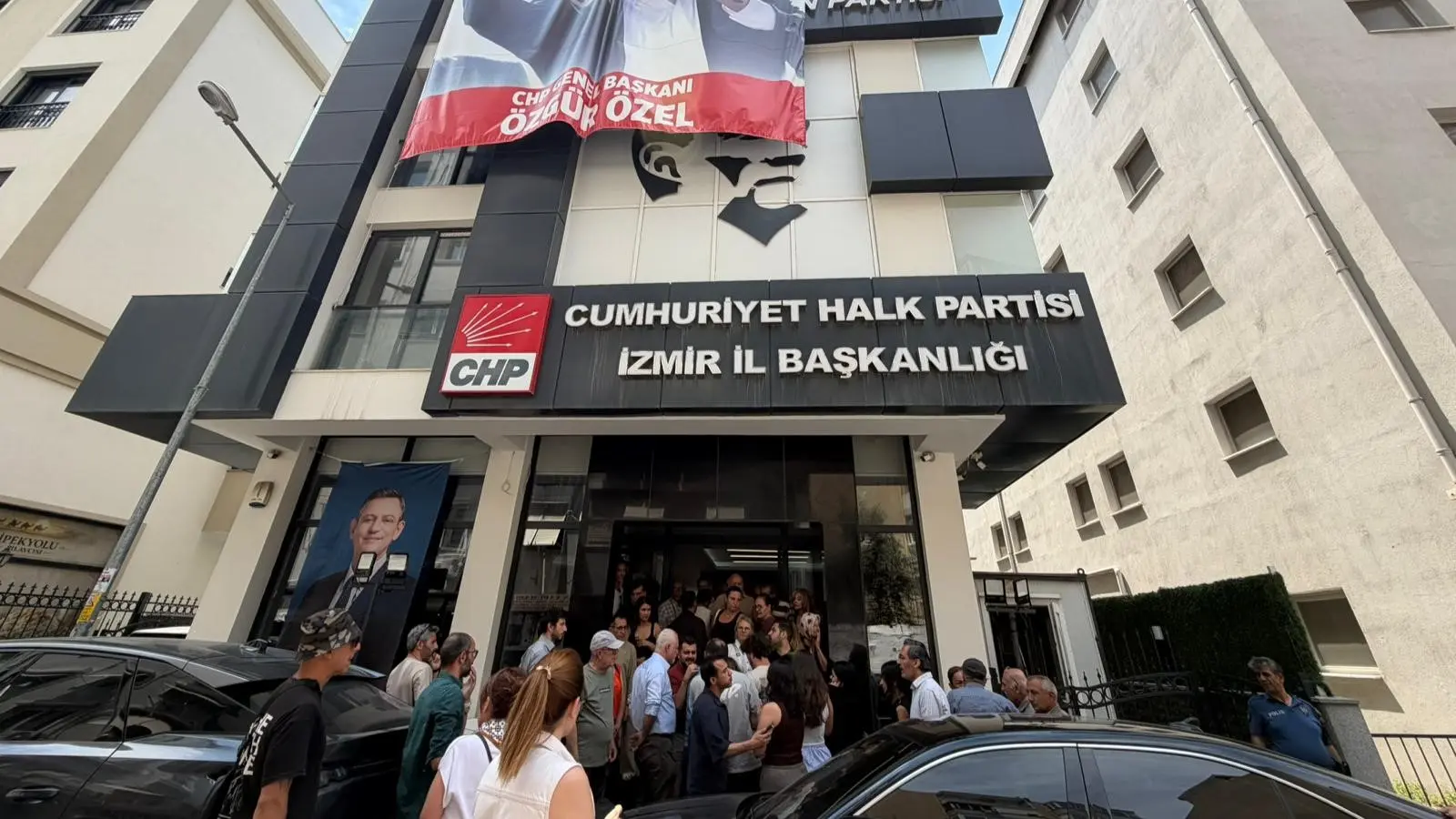CHP'de klasikleşmiş manzara! 'Karanfil' tartışması kavga çıkardı