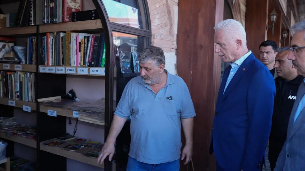 Devlet esnafın yanında! Vali Gül'den selden etkilenen Sahaflar Çarşısı'na ziyaret