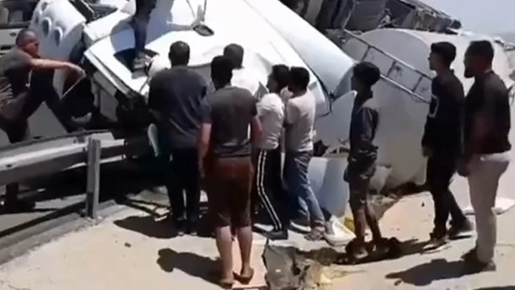 Şırnak'ta feci kaza! Devrilen tankerin şoförü öldü