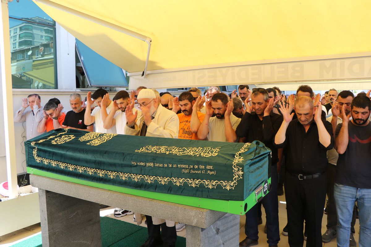 Demir çelik fabrikasında akıma kapılan işçi, toprağa verildi