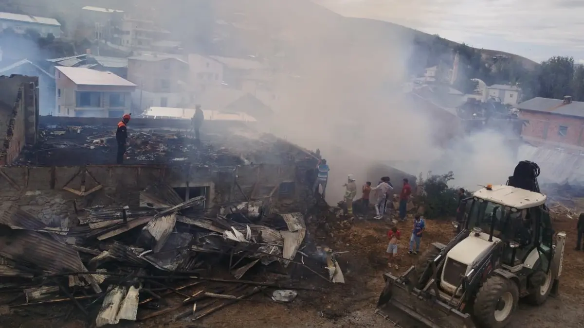 Bayburt'ta çıkan yangında 4 ev ve ahır kullanılamaz hale geldi