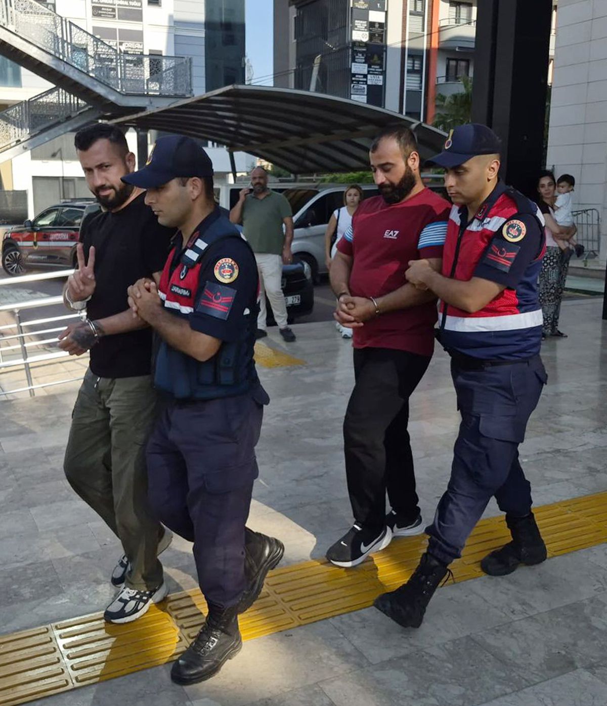 Zorla evine girdikleri kişinin 20 bin lirasını gasbeden 4 şüpheli tutuklandı