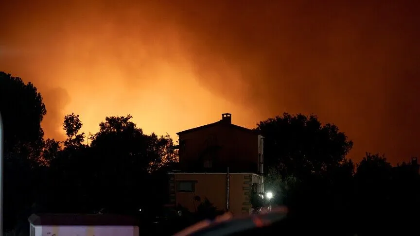 İspanya'nın Madrid ve Avila kentlerinde orman yangınları nedeniyle yaklaşık 60 bin kişi tahliye edildi