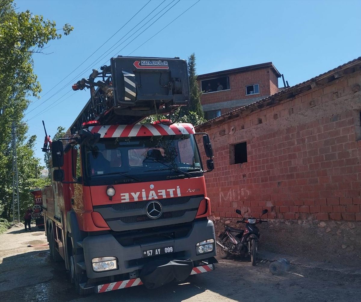 Boyabat'ta bir evin çatısında çıkan yangın hasara yol açtı