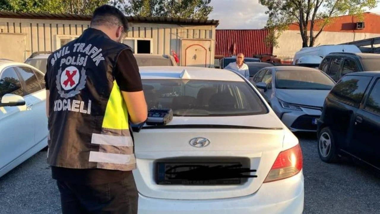 Kocaeli’de korsan taksi operasyonu: Sürücüye ve yolcuya ceza yağdı