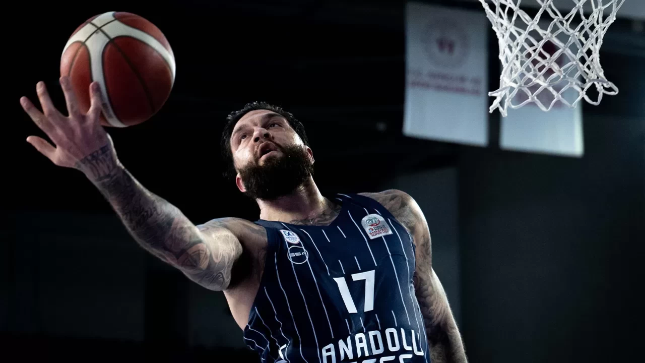 Anadolu Efes'e derbi sonrası yıkıcı haber: Vincent Poirier sakatlandı
