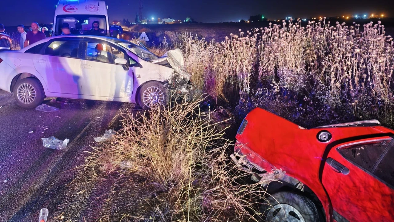 Mardin'de iki otomobilin çarpıştı: 1 kişi öldü, 4 kişi yaralandı