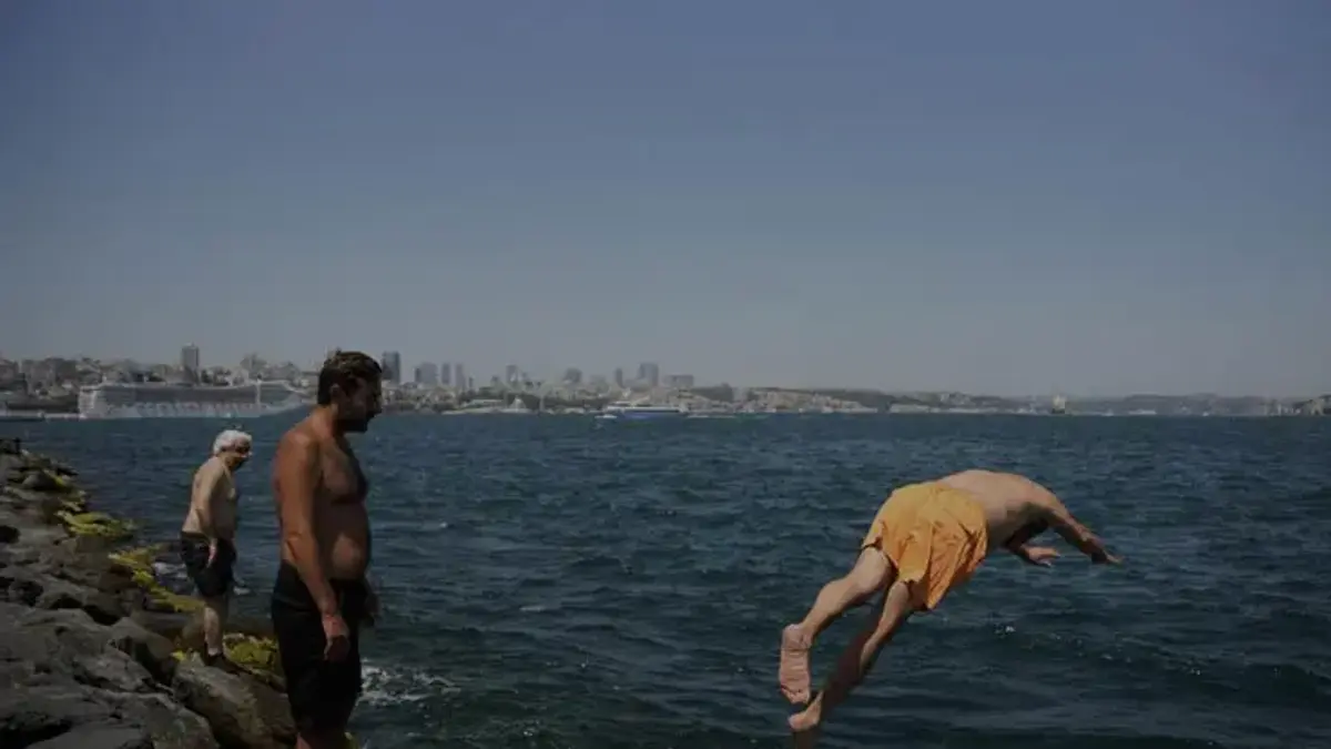 İstanbul'da sıcak hava bunalttı: Kimi denizde serinledi kimi gölgelik alanda dinlendi