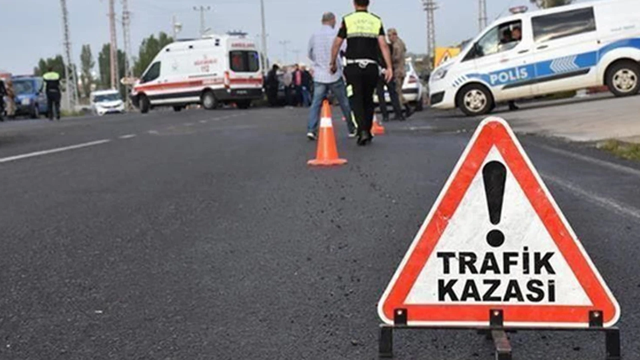 Alanya’da motosiklet refüje çarptı: 1 ölü, 1 ağır yaralı
