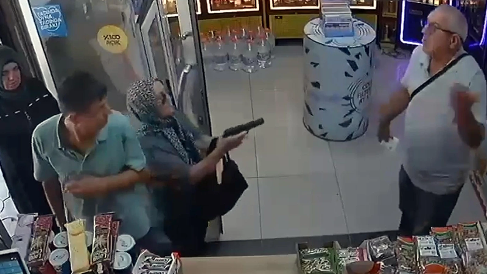 64 yaşındaki kadından kocasına infaz girişimi: Tetiğe bastı, silah tutukluk yapınca...