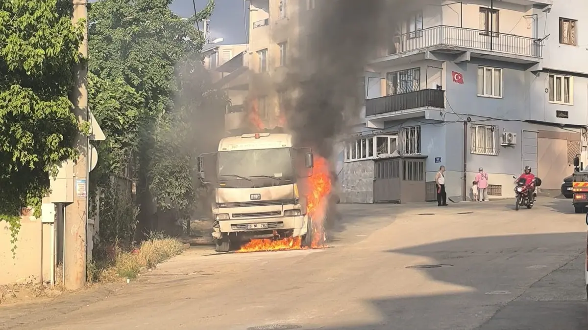 Bursa’da park halindeki kamyon alevlere teslim oldu