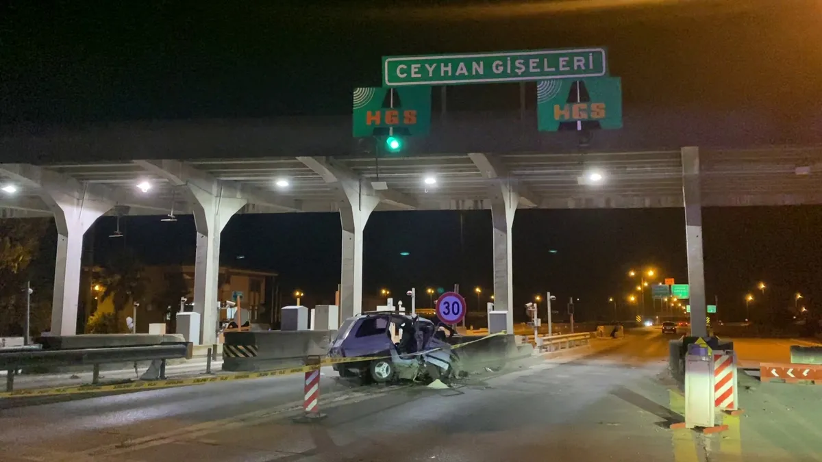 Adana’da feci kaza! Beton bariyere çarpan sürücü öldü