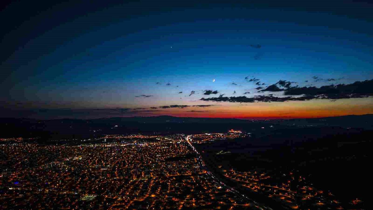 Hilal ve Venüs aynı kadrajda buluştu
