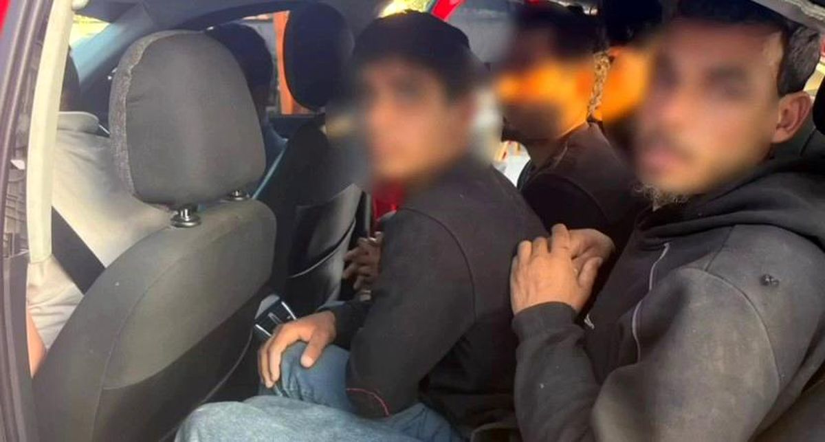 Taksiyle göçmen kaçıran insan tacirleri polisten kaçamadılar