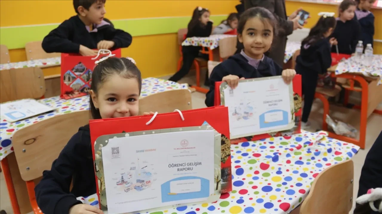 Öğretmenlerin karnede gelişim raporu tepkisi: Sendika "ek iş yükü" dedi