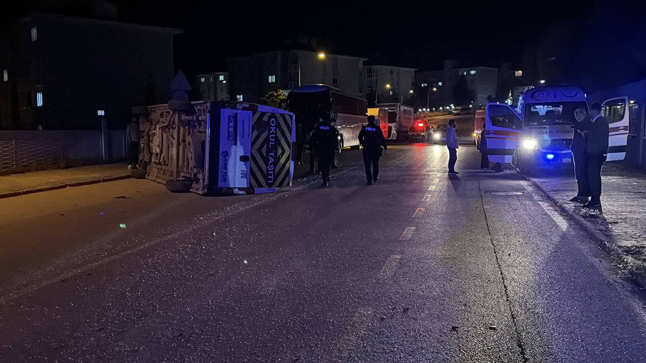 Eskişehir'de otomobille işçi servisi çarpıştı: 7 yaralı