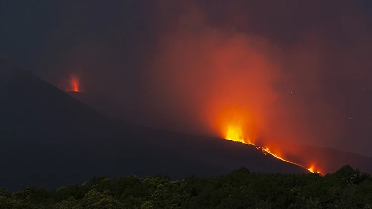 Etna Yanardağı hareketlendi: Uçuşlar durduruldu! Gökyüzü kül bulutuyla kaplandı