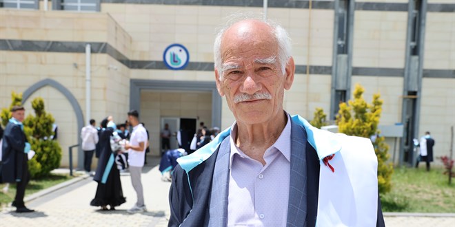 Hayali olan tarih bölümünden 75 yaşında mezun oldu