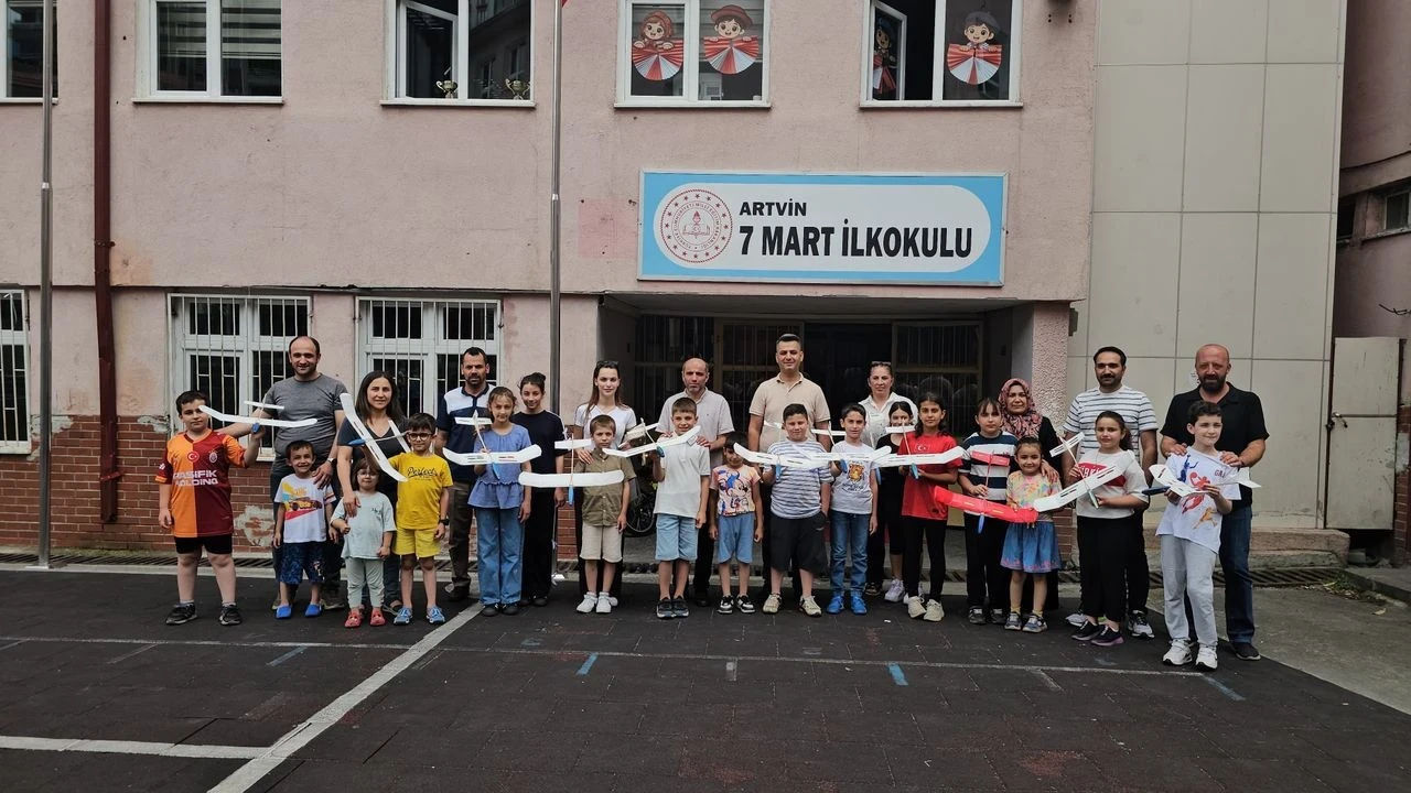 Artvin'de geleceğin pilotları yetişiyor! Model uçak kursu miniklere unutulmaz deneyim yaşattı