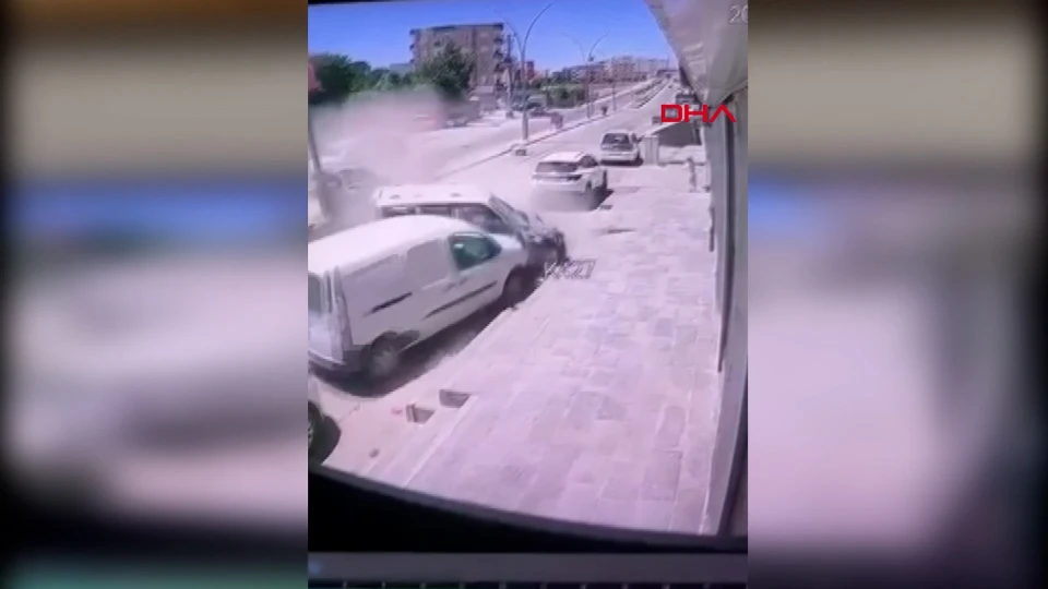 Cizre’de Zincirleme Kaza: Otomobil Elektrik Direğine Çarptı