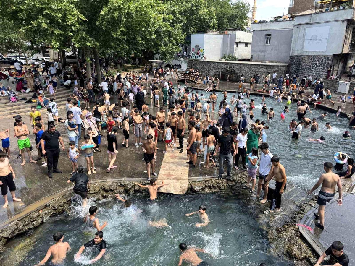 Diyarbakır'da sıcağı gören çocuklar Anzele'ye koştu