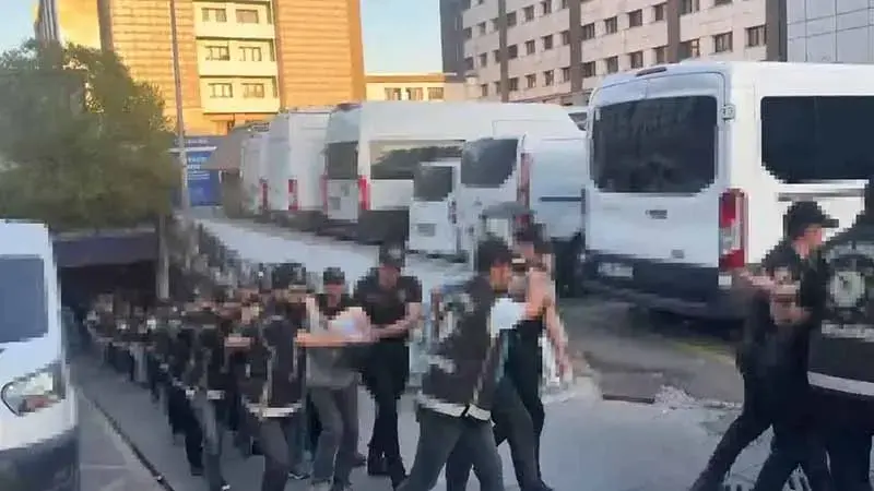İstanbul merkezli 12 ilde 4 ayrı suç örgütüne operasyonda gözaltına alınan 103 şüpheli adliyeye sevk edildi
