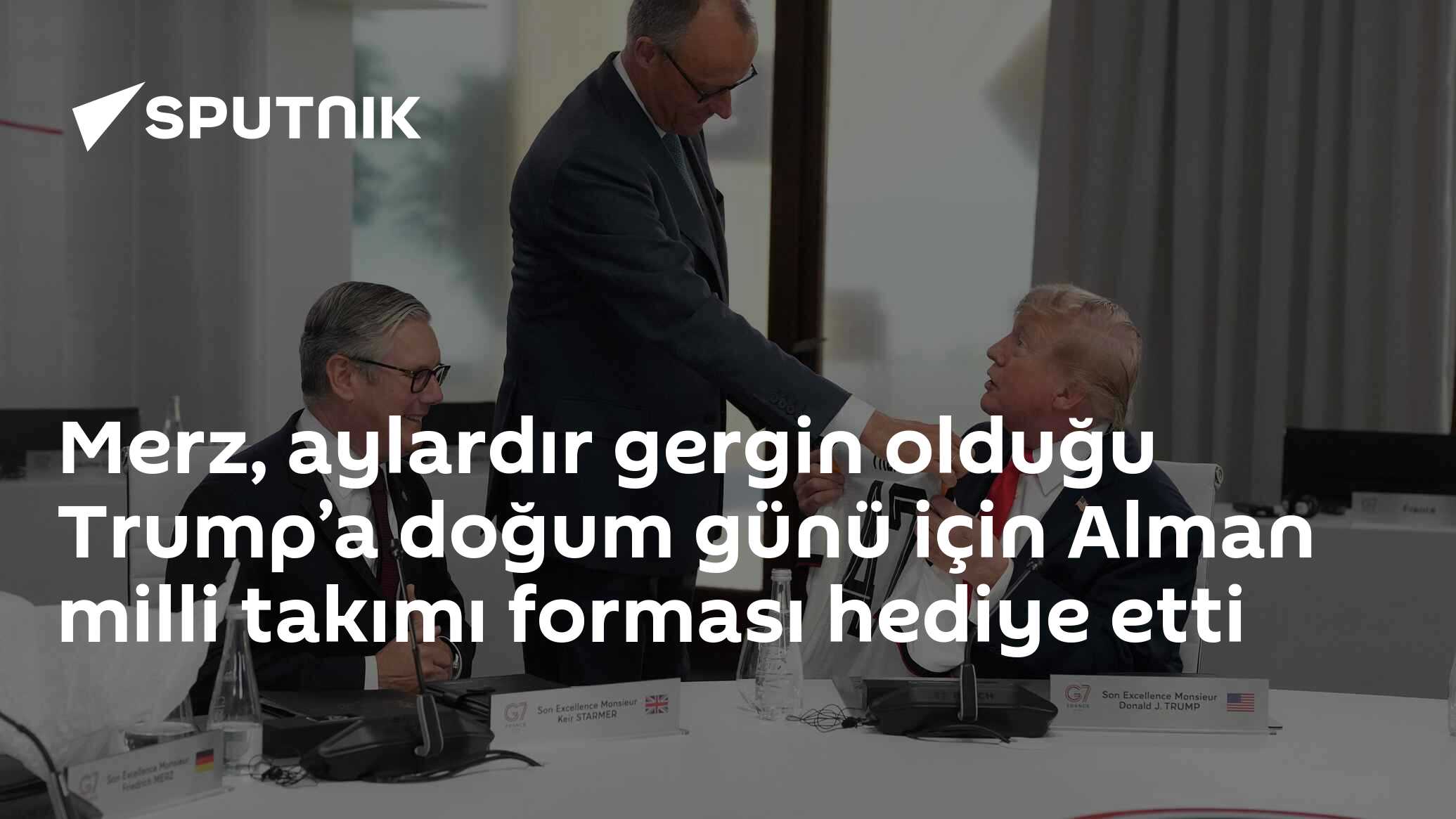 Merz, aylardır gergin olduğu Trump’a doğum günü için Alman milli takımı forması hediye etti