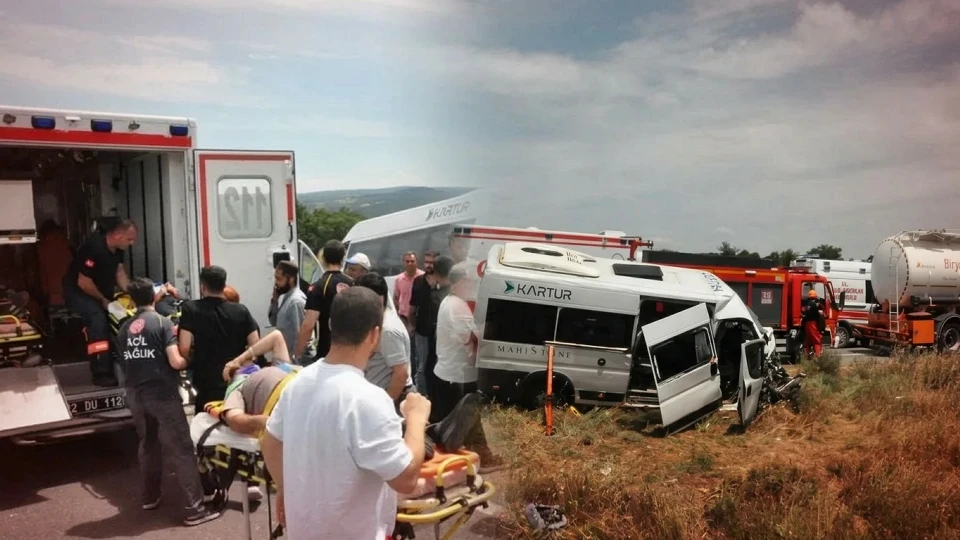 Edirne'de yolcu minibüsü tıra arkadan çarptı: 14 yaralı!