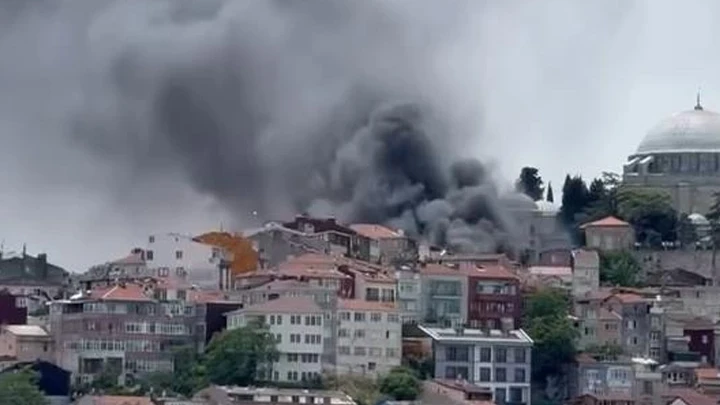 Son dakika... Fatih'te bir binada yangın! Çevredeki araçlara da sıçradı