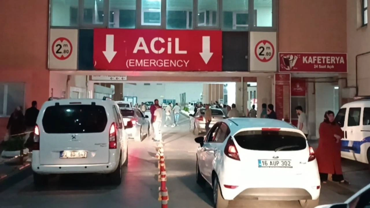 Evinin önünde bekleyen genç başından vuruldu!