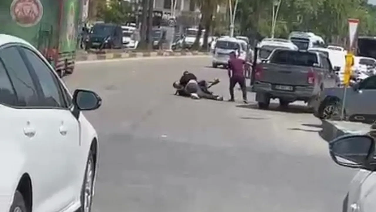 Eşini baba evine gönderen damada kayınbirader dayağı! Yol ortasında böyle dövdü