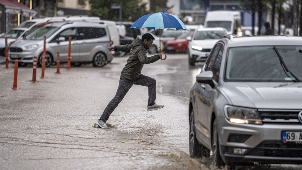 Meteoroloji'den bu bölgelere sağanak yağmur ve sis uyarısı