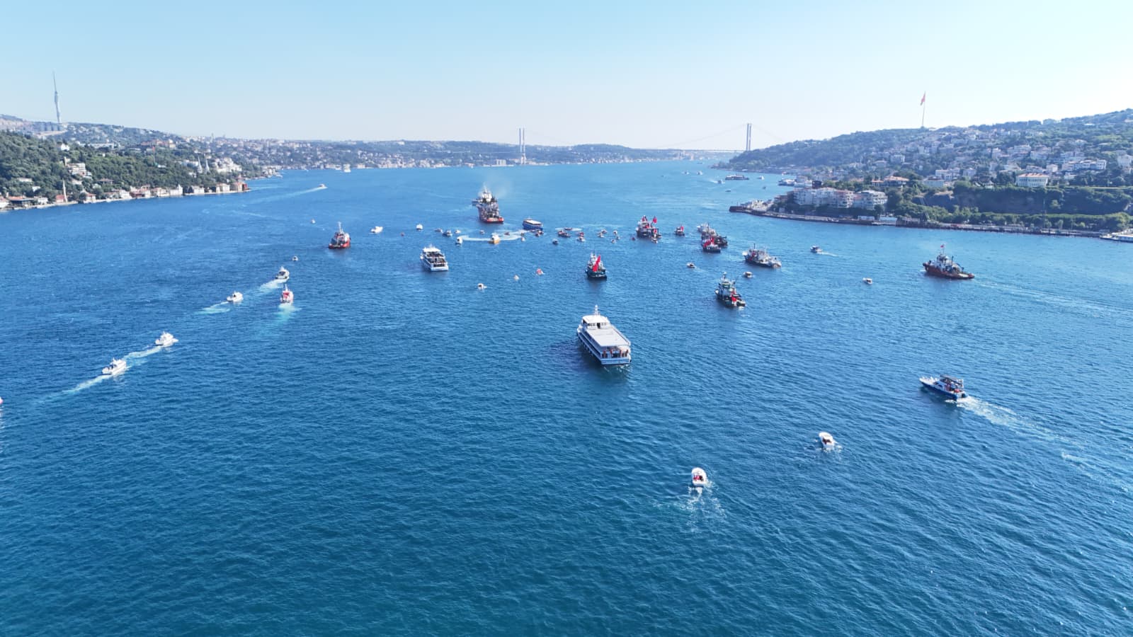 İstanbul Boğazı'nda 15 Temmuz şehitleri anısına 253 gemilik deniz korteji