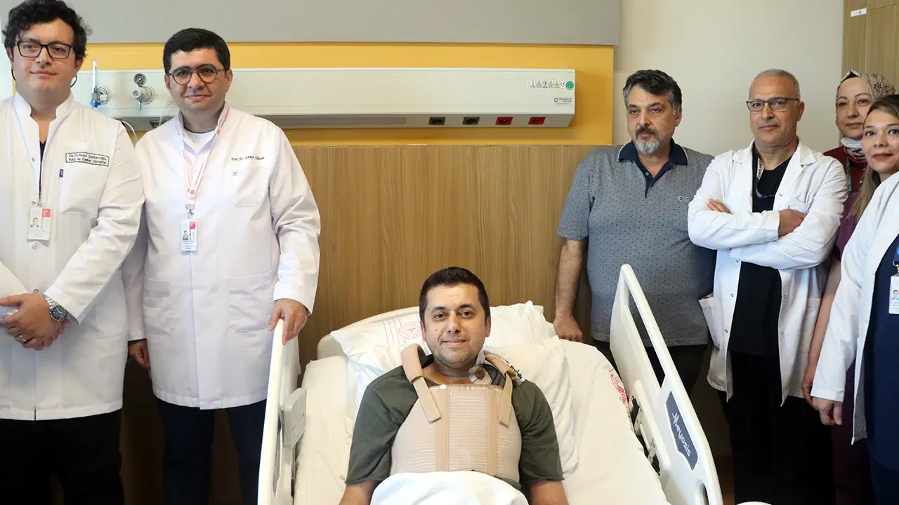 90 santimetrelik yapay damarla hayata döndü!