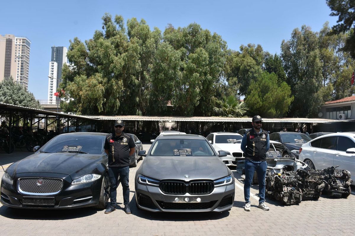 İzmir merkezi 6 ilde chance araç operasyonu: 8 gözaltı